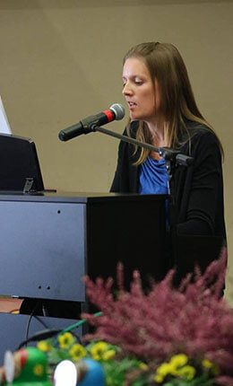 Eva van der Linden met piano en zang op een feest